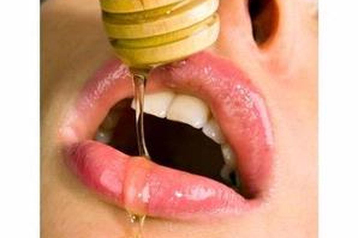 Gunakan masker madu untuk bibir pecah-pecah.