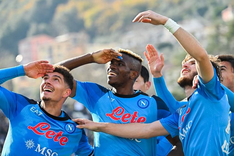 Penyerang Napoli, Victor Osimhen (tengah), merayakan gol yang ia cetak di markas Spezia pada laga lanjutan pekan ke-21 Liga Italia, Minggu (5/2/2023). Napoli kini bertengger di posisi puncak klasemen Liga Italia dengan koleksi 62 poin dari 23 laga. Artikel ini berisi prediksi Eintracht Frankfurt Vs Napoli di 16 besar Liga Champions 2022-2023.

