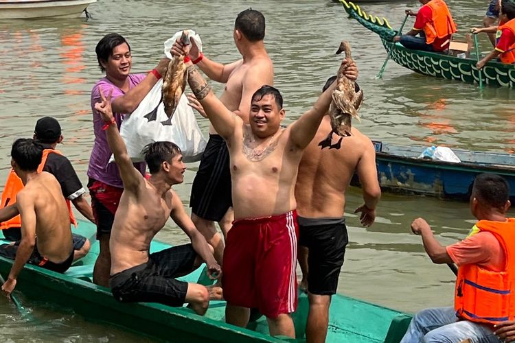 Masyarakat Kota Tangerang saat mengikuti lomba tangkap bebek di perayaan Festival Perahu Naga Peh Cun 2575/2024, Senin (10/6/2024). 