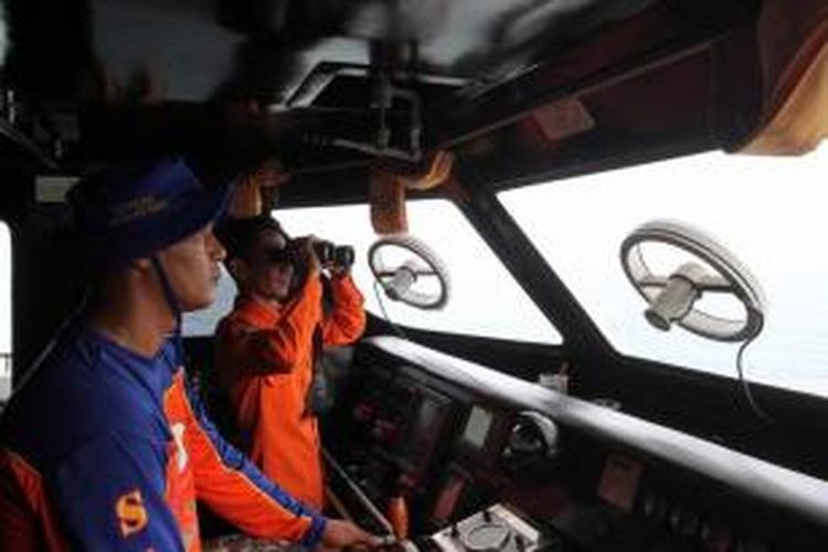 Anggota Basarnas Bangka Belitung meneropong ke arah perairan Belitung Timur di atas Rescue Boat 201 Basarnas, Senin (29/12/2014). Pencarian pesawat AirAsia QZ8501 yang hilang dimulai dari pulau terdekat dari Manggar yaitu Pulau Tepi dan Pulau Lung yang jaraknya sekitar 56 mil.