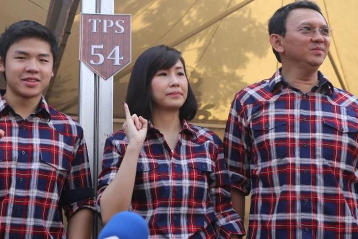 Gubernur DKI Jakarta Basuki Tjahaja Purnama bersama istrinya, Veronica, memperlihatkan cap jari usai melakukan pencoblosan di TPS 54 Kompleks Pantai Mutiara, Kelurahan Pluit, Kecamatan Penjaringan, Jakarta Utara, Rabu, (15/2/2017).