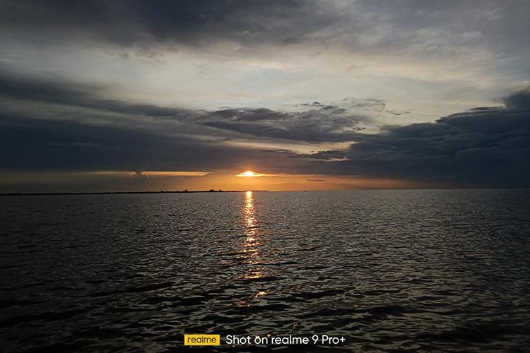 Foto pemandangan sunset di Danau Semayang yang diambil menggunakan realme 9 Pro+