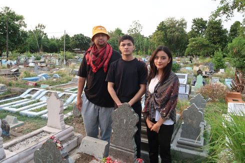 Sebelum Syuting, Para Pemain Film 'Vina: Sebelum Tujuh Hari' Ziarah ke Makam Vina di Cirebon