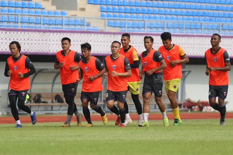 Skuad Persita Tangerang melakukan latihan perdana pada Rabu (3/3/2021) di Stadion Indomilk Arena di Jalan Raya Legok, Kabupaten Tangerang, Provinsi Banten. 

Klub berjulukan Pendekar Cisadane ini mempersiapkan diri untuk Turnamen Piala Menpora 2021 dan berharap Liga Indonesia bergulir kembali tahun ini. 

