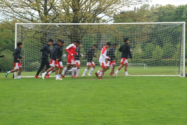 Skuad Garuda Select menjalani latihan di Aston Recreation Centre Birmingham jelang laga melawan Chelsea U-16 pada Sabtu (11/5/2019).