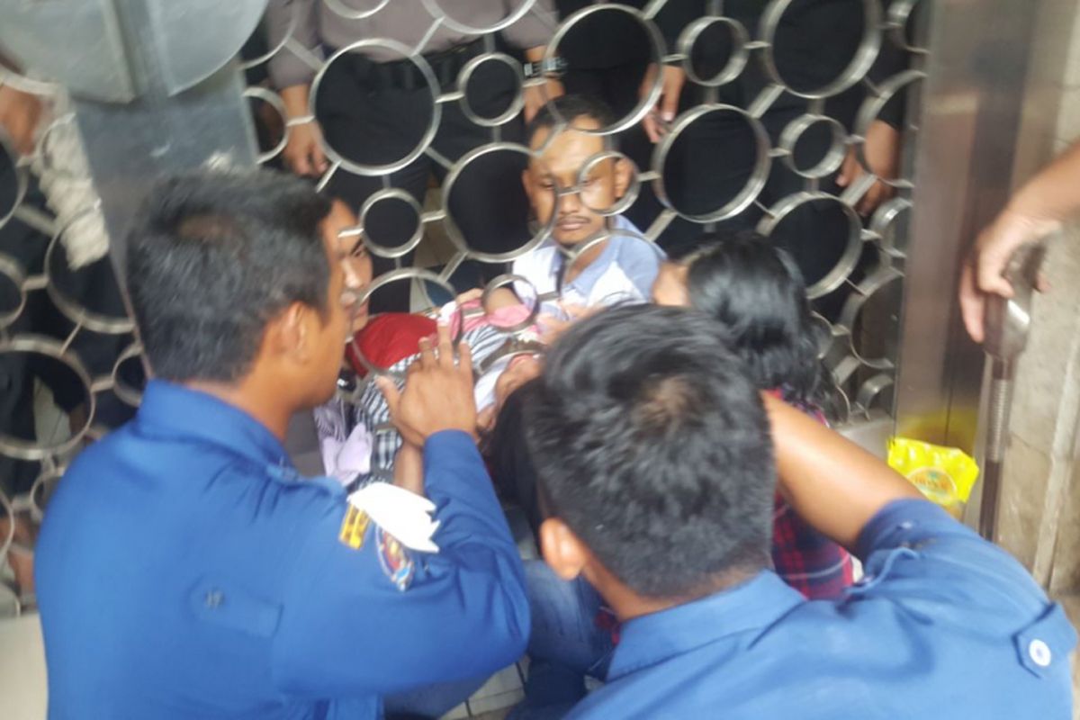 Kepala anak kecil terjepit di pagar Masjid Istiqlal, Jakarta Pusat, Minggu (31/12/2017).