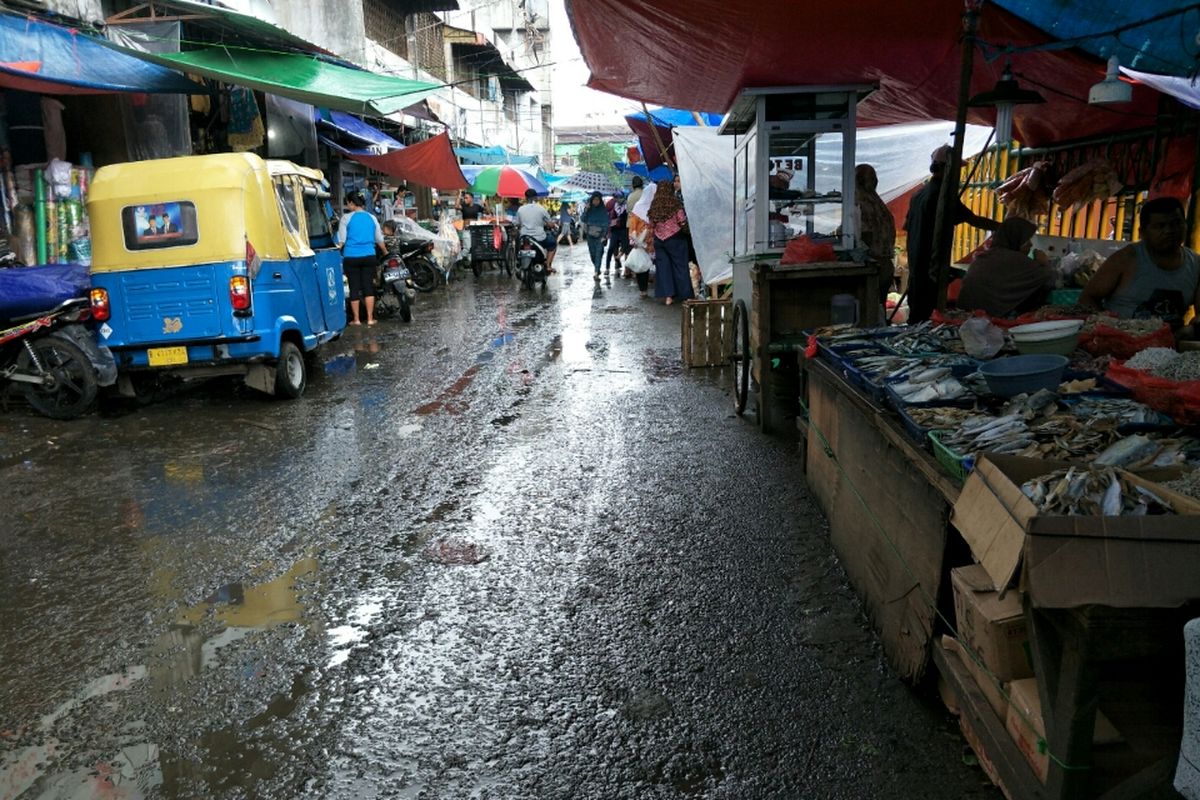 Pedagang Kaki Lima (PKL) nampak masih berjualan di Jalan Mohamad Yamin, samping Pasar Baru Bekasi, Selasa (22/1/2019).