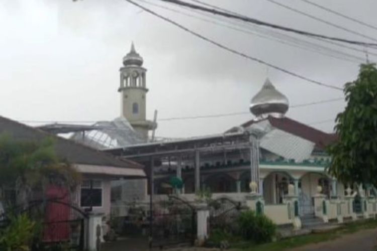 Rangka atap masjid Al Muhajirin Kampung Nelayan 1 Sungailiat, Bangka ambruk dihantam puting beliung  Jumat (24/11/2023).