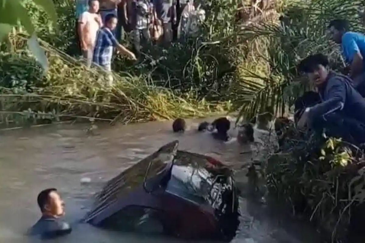 Penampakan sebuah mobil masuk sungai. Tampak sejumlah warga saat berusaha mengevakuasi sebuah mobil yang terjun ke Sungai Jernih di Desa Harapan Makmur Kecamatan Muara Lakitan, Musi Rawas, Sabtu (14/3/2026).