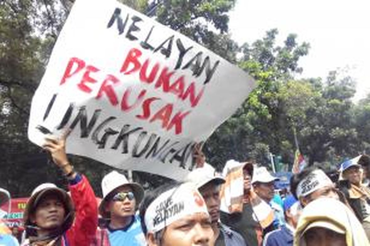 Aksi unjuk rasa oleh nelayan di depan kantor Kementerian Kelautan dan Perikanan, Kamis (26/2/2015).