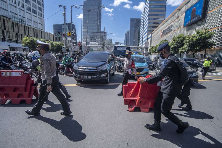 Petugas kepolisian melakukan penyekatan jalan untuk mengantisipasi membludaknya massa Reuni 212 di kawasan Sarinah Thamrin, Jakarta, Kamis (2/12/2021). Pihak kepolisian melakukan penyekatan di sejumlah wilayah karena pelaksanaan Reuni 212 tidak mendapat izin serta dapat meningkatkan risiko penyebaran Covid-19.