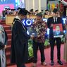 Momen Haru Wisuda Mahasiswa UMP, Orangtua Wakili Terima Ijazah Anaknya yang Meninggal