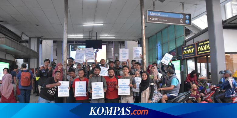 Sekolah Relawan Bagi-bagi Hand Sanitizer Buatan Sendiri