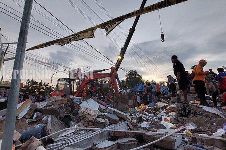 Upaya pencarian korban di bawah reruntuhan Alfamart, di Jalan A Yani Km 14, Gambut, Kabupaten Banjar, Provinsi Kalimantan Selatan, Senin (18/4/2022) petang. 

