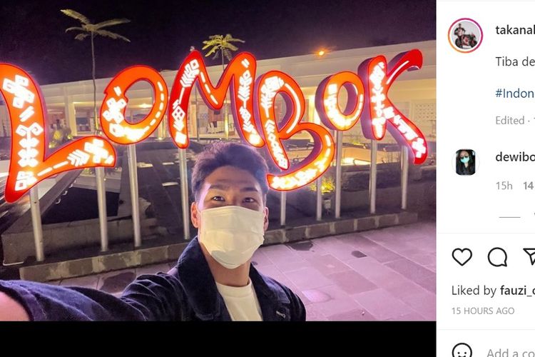 Takaaki Nakagami berpose di depan tulisan Lombok.