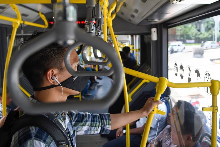 Sejumlah penumpang menaiki bus Transjakarta di Jakarta, Selasa (17/3/2020). PT Transjakarta akan menambah rute perjalanan menjadi 123 rute dan menambah jam operasional, hal ini untuk mengurangi antrean panjang yang terjadi di beberapa halte pada Senin (16/3/2020) kemarin.