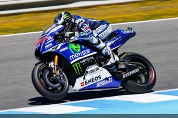 Pebalap Movistar Yamaha asal Spanyol, Jorge Lorenzo, melaju cepat di Sirkuit Jerez pada sesi pemanasan GP Spanyol, Minggu (4/5/2014).