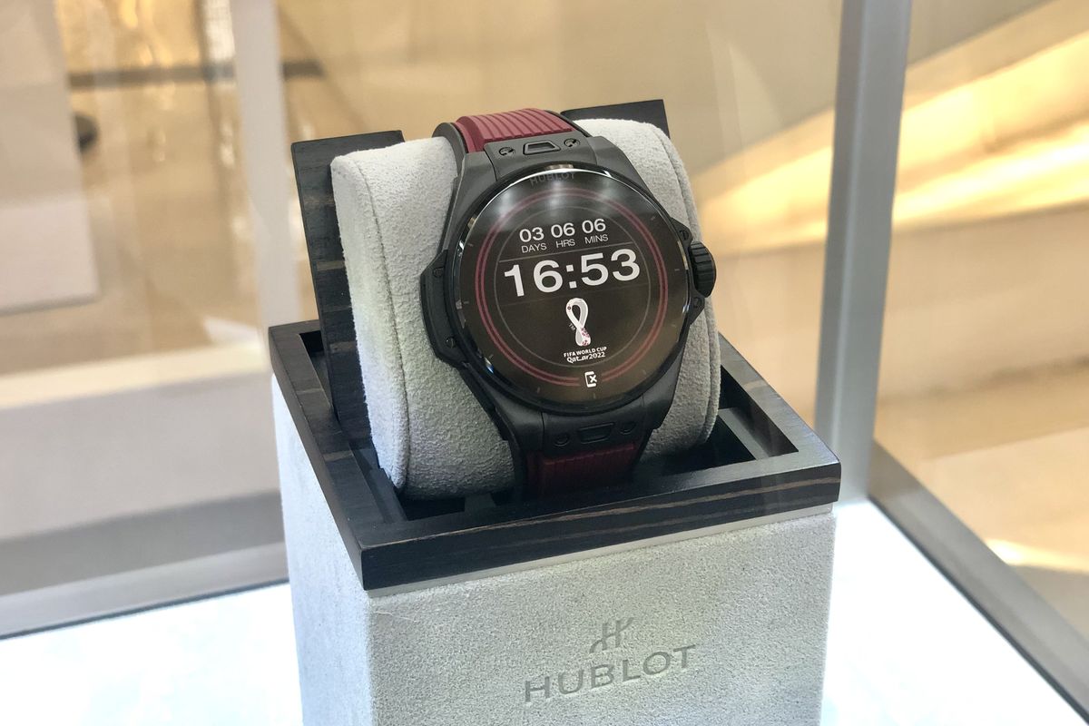 Jam tangan Big Bang e FIFA World Cup Qatar 2022? di instalasi pop up Hublot, Plaza Indonesia