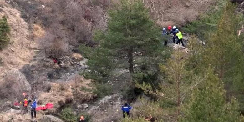 Foto yang diambil dari video AFP TV menunjukkan lokasi jatuhnya pesawat Airbus A320 milik maskapai Germanwings di kawasan pegunungan Alpen, Perancis, Selasa (24/3/2015).  Sebanyak 144 penumpang dan 6 awak menjadi korban dalam kecelakaan tersebut.