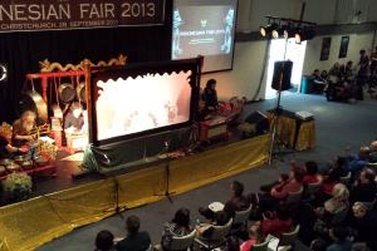 Pergelaran wayang kulit berbahasa Inggris oleh dalang kondang Dr Djoko Sulilo, dosen di Otago University mendapat sambutan luar biasa warga Selandia Baru dalam Indonesia Fair 2013 bazaar amal di kota Christchurch, Sabtu (28/9/2013).