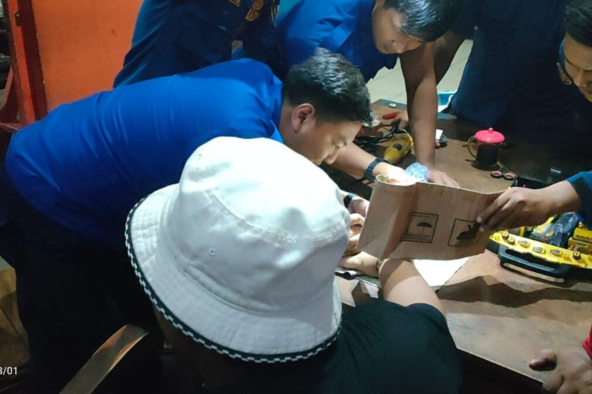 Pelepasan cincin penyanyi Ndarboy Genk oleh petugas Damkarmat BPBD Bantul
