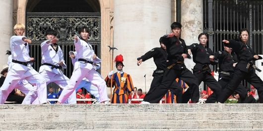 Sebanyak 10 orang atlet taekwondo dengan mengenakan dobok atau pakaian  belatih berwarna putih dan hitam mendemonstrasikan kemampuan seni bela diri taekwondo dengan antara lain memcahkan papan kayu dengan tendangan.