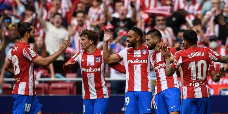 Para pemain Atletico Madrid merayakan gol Yannick Ferreira-Carrasco ke gawang Espanyol pada laga lanjutan Liga Spanyol, Minggu (17/4/2022).