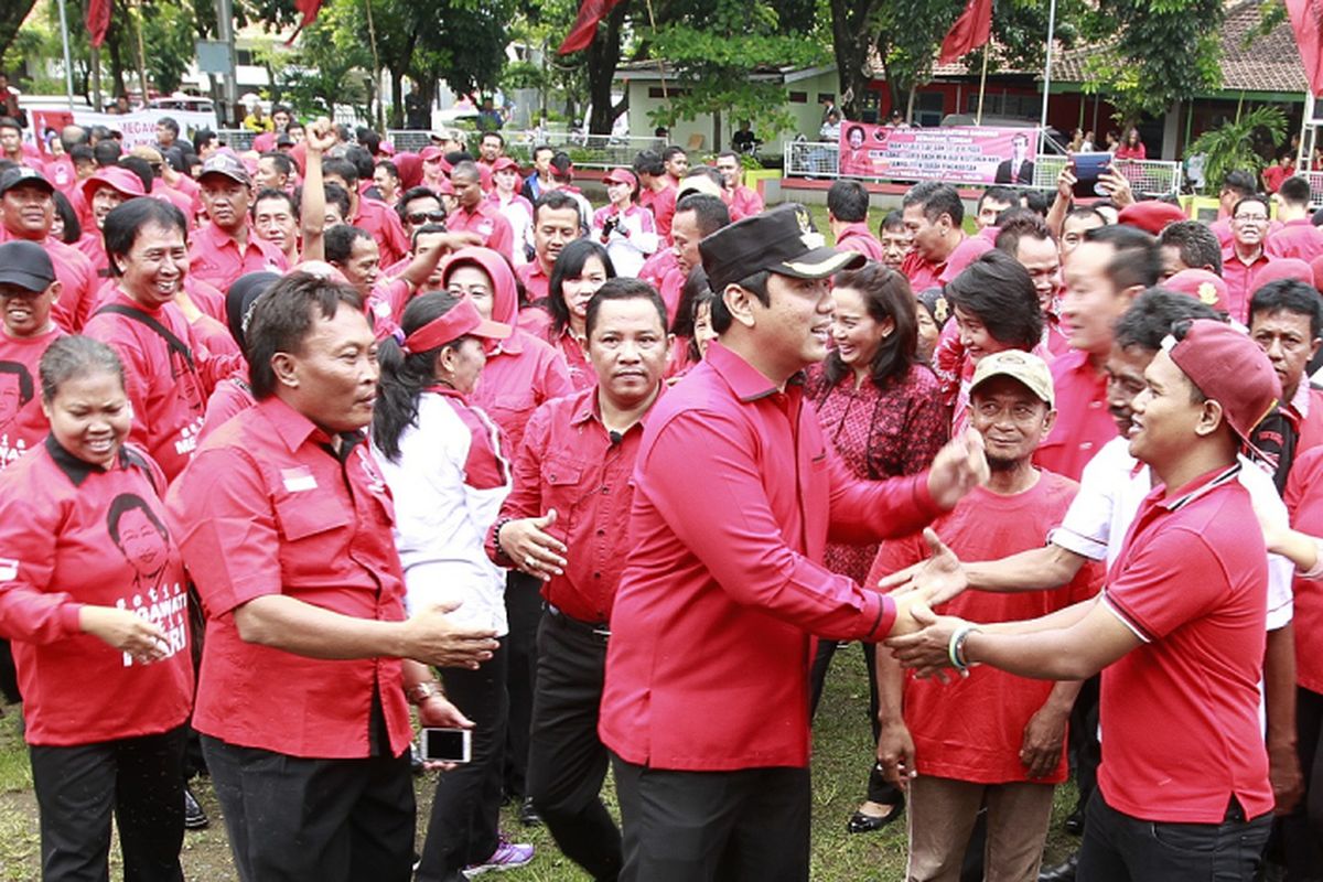 Ketua DPC PDIP Perjuangan Kota Semarang, Hendrar Prihadi, bersama ribuan kader banteng asal Kota Semarang mengikuti apel siaga di Stadion Manahan, Solo, yang dipimpin Ketua Umum PDI Perjuangan Megawati Soekarnoputri, Jumat (8/5/2018).