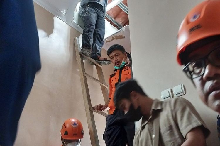 Tim Inafis Polresta Tasikmalaya dan petugas BPBD Kota Tasikmalaya sedang mengevakuasi jenazah pria tewas tersetrum di atap lantai 2 rumah mantan camat di Perum BRP Kota Tasikmalaya, Jawa Barat, Rabu (28/9/2022).