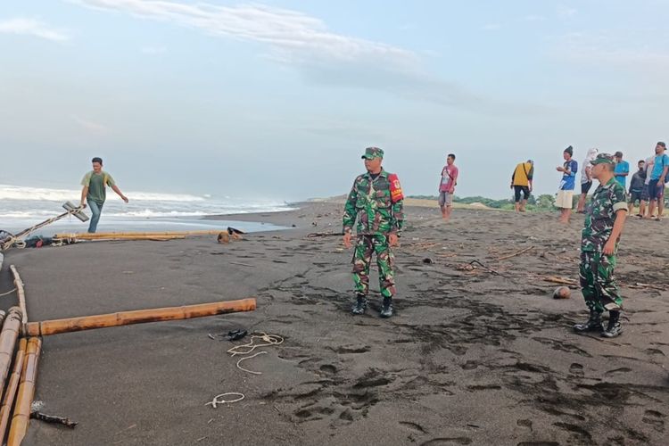 Petugas Polairud Polres Tasikmalaya dan TNI serta warga setempat usai mengevakuasi nelayan yang meninggal terseret ombak usai kapalnya terbalik di Laut Selatan Tasikmalaya, Jawa Barat, Kamis (4/5/2023).