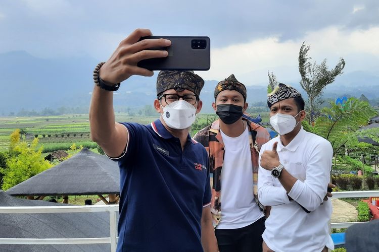 Menteri Pariwisata dan Ekonomi Kreatif Sandiaga Salahudin Uno saat berfoto selfie bersama Deny Caknan dan Cak Percil di Desa Wisata Pujon Kidul, Kabupaten Malang, Sabtu (22/5/2021).