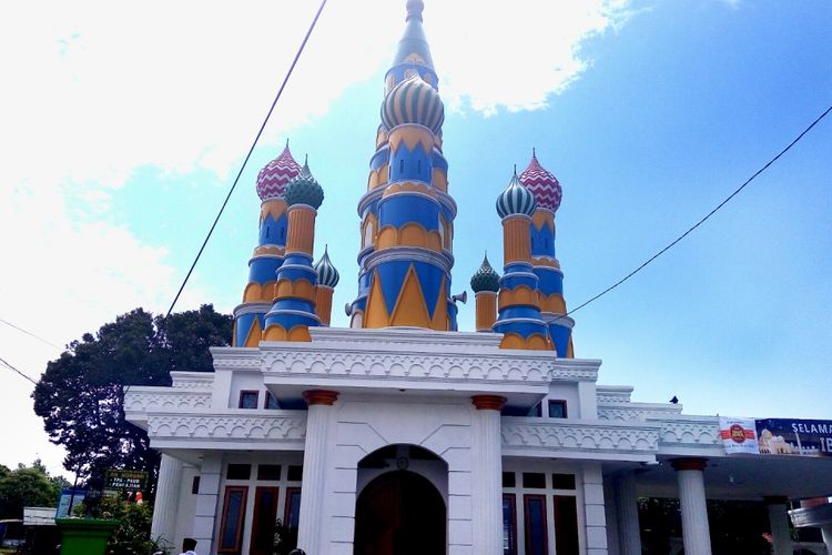 Masjid An Nurumi dengan arsitektur sembilan kubah warna-warni