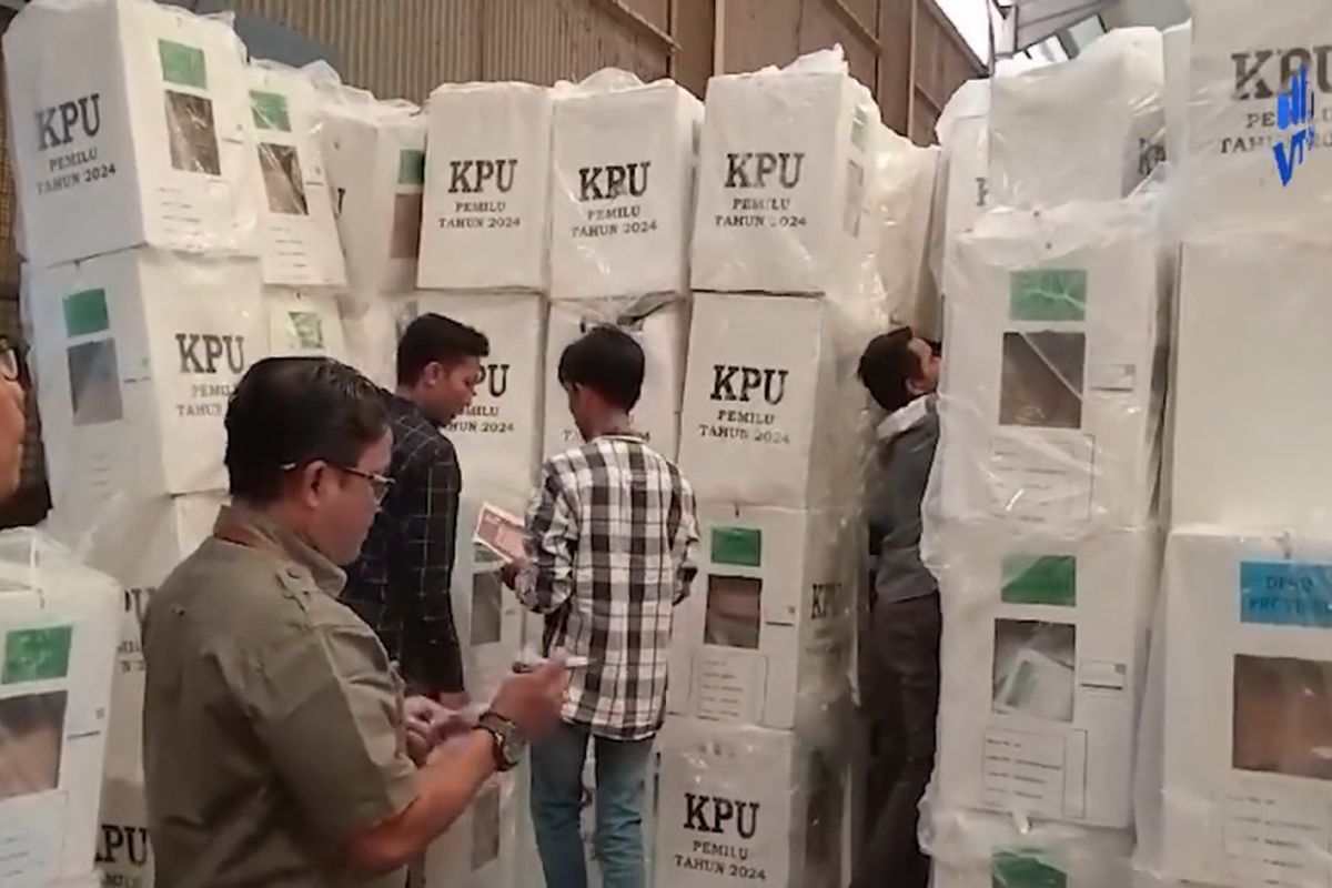 KPU Pamekasan, Jawa Timur, mengecek kotak surat suara yang akan dilakukan hitung ulang di Dapil II Pamekasan meliputi Kecamatan Proppo dan Kecamatan Palengaan, Kamis (20/6/2024). Penghitungan ulang akan dilaksanakan di Polda Jawa Timur pada Minggu (23/6/2024).