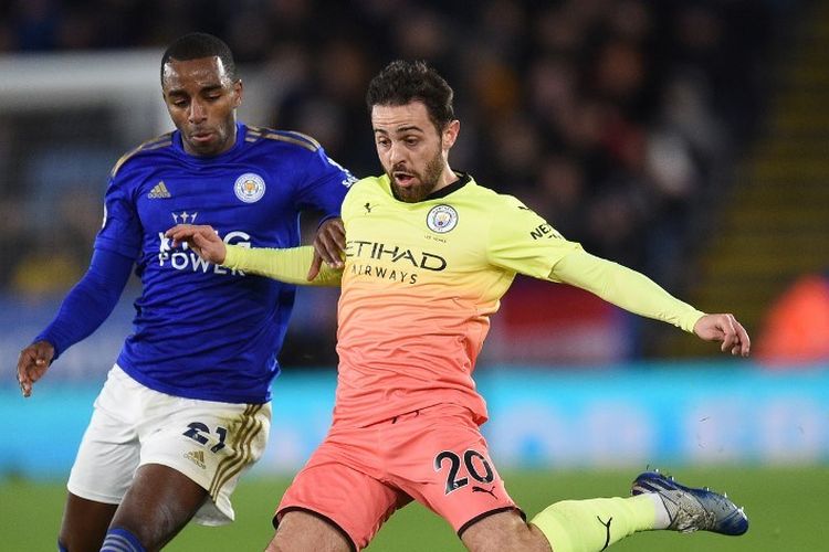 Gelandang Manchester City, Bernardo Silva (kanan), berusaha melewati bek Leicester City Ricardo Pereira (kiri) dalam pertandingan Liga Inggris antara Leicester City vs Manchester City di King Power Stadium pada Sabtu (22/2/2020).