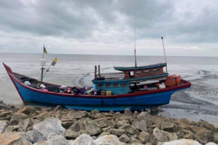 Sebuah perahu yang diyakini membawa imigran gelap asal Indonesia kandas di pesisir pantai Bagan Sungai Tiang Darat, Selekoh, Perak, Malaysia, pada Kamis (28/12/2023).