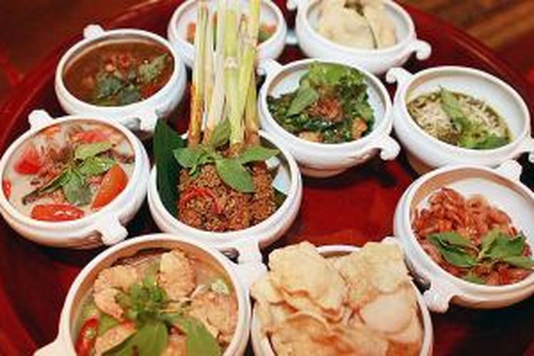 Tugu Rijsttafel Betawi di Tugu Kunstkring Paleis, Jakarta Pusat. Sebanyak 10 dari 12 hidangan disuguhkan dalam tempat khusus yang dipikul oleh dua pramusaji sebelum diletakkan di dekat meja tamu pemesan rijsttafel. Dua menu lain, yaitu es selendang mayang dan nasi uduk, dibawa terpisah oleh pramusaji lain. 