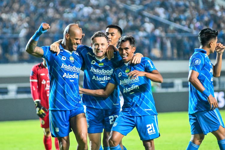 Momen selebrasi penggawa Persib ketika mampu mengandaskan perlawanan PSS Sleman dalam pertandingan pekan ke-17 Liga 1 2023-2024 antara Persib Bandung vs PSS Sleman, Sabtu (28/10/2023) di Stadion Gelora Bandung Lautan Api (GBLA).