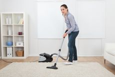 Cara Menghilangkan Bau pada Karpet, Pakai Bedak Bayi