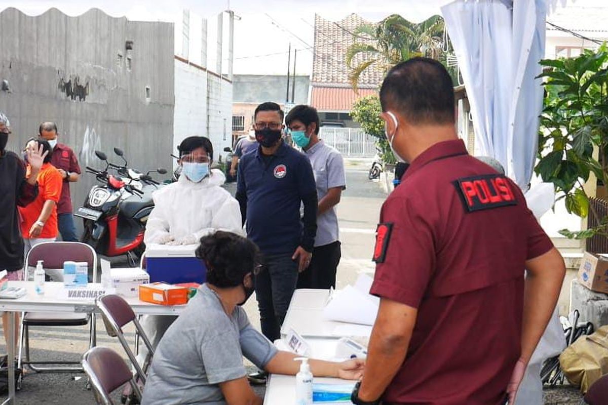 Suasana vaksinasi Covid-19 di Kompleks Permata atau yang juga dikenal dengan sebutan Kampung Ambon, Cengkareng, Jakarta Barat, pada Senin (5/7/2021). 