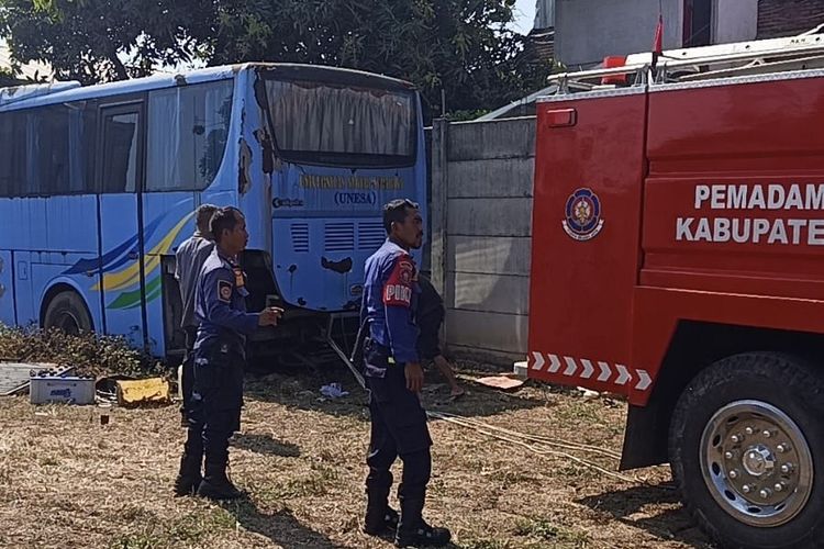 Damkar Indramayu Evakuasi Bus Mangkrak yang Terjebak Tanah Selama 2 Tahun