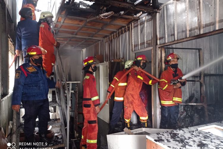 Pemadam Berusaha memadamkan api yang melap bangunan di Sumarecon Mall Bekasi, Selasa (21/9/2021).