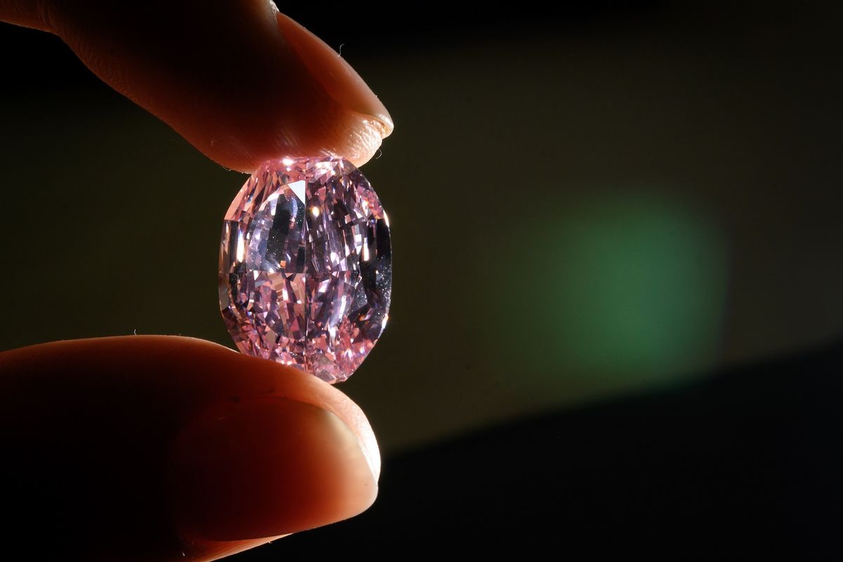 Berlian pink yang ditemukan di Rusia laku terjual 26,6 juta dollar AS (Rp 377 miliar) pada Rabu (11/11/2020) di Sothebys, Jenewa, Swiss.