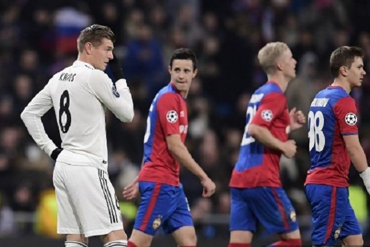 Pemandangan kontras terjadi pada laga Real Madrid vs CSKA Moskwa ketika Toni Kroos melihat para pemain tim lawan melakukan selebrasi seusai mencetak gol di Stadion Santiago Bernabeu dalam lanjutan Liga Champions, 12 Desember 2018. 