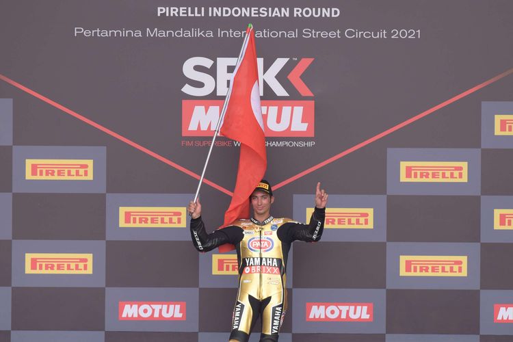 Pebalap tim Pata Yamaha With Brixx WorldSBK Toprak Razgatlioglu mengibarkan bendera Turki seusai balapan pertama (race 1) WSBK seri Indonesia 2021 di Pertamina Mandalika International Street Circuit, Lombok Tengah, Nusa Tenggara Barat (NTB), Minggu (21/11/2021). Toprak Razgatlioglu berhasil menjadi juara dunia WSBK 2021.