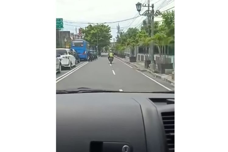 Tangkapan layar dari video viral anggota Satlantas Polres Sleman kawal mobil ambulance di Yogyakarta pada sabtu (11/1/2020).