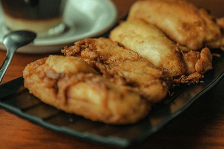 Ilustrasi sajian pisang goreng di Kopi Klotok Jogja.