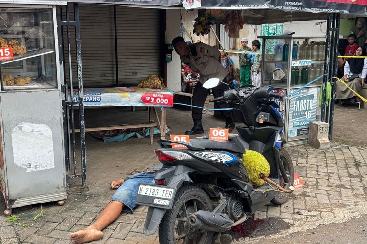 Satreskrim saat melakukan olah TKP kasus pelemparan bondet oleh orang tidak dikenal yang menewaskan seorang pemuda di Desa Kalirejo, Kecamatan Sukorejo, Kabupaten Pasuruan, Jawa Timur, Kamis (4/12/2025). 