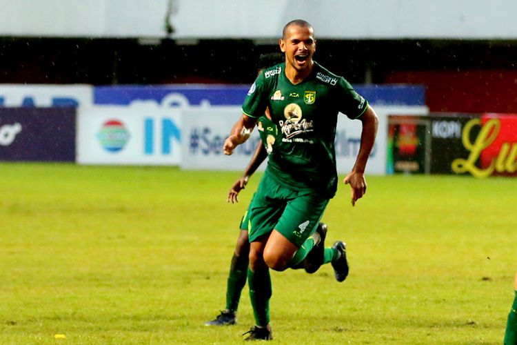 Pemain asing Persebaya Surabaya Leo Lelis selebrasi seusai menjebol gawang Barito Putera Bagas Kaffa saat pertandingan pekan ke-12 Liga 1 2022-2023 yang berakhir dengan skor 3-2 di Stadion Maguwoharjo Sleman, Selasa (6/12/2022) sore.