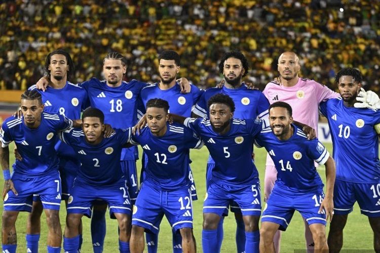 Para pemain timnas Curacao berpose untuk foto tim sebelum dimulainya laga kualifikasi Piala Dunia zona CONCACAF antara Jamaika dan Curacao di Stadion Nasional di Kingston, Jamaika pada 18 November 2025.