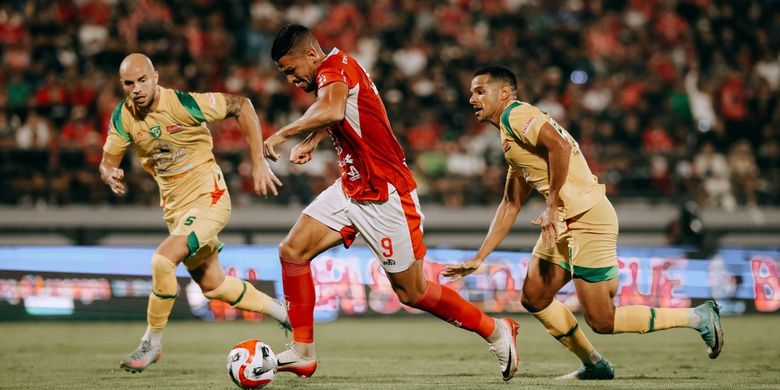 Aksi Mierza Mustafic pada pertandingan Bali United vs Persebaya Surabaya di Stadion Kapten I Wayan Dipta, Gianyar, Sabtu (7/2/2026).